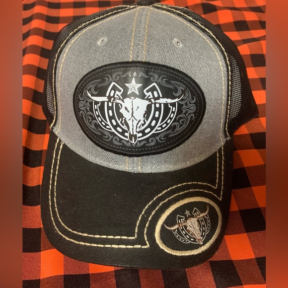 Cow Skull and Horseshoe Cap - Picture 3 of 3